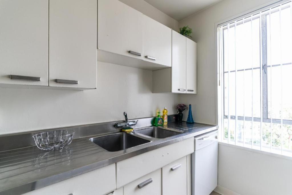 Spacious Charming Condo With Great Views Near The Grove Los Angeles Exterior photo