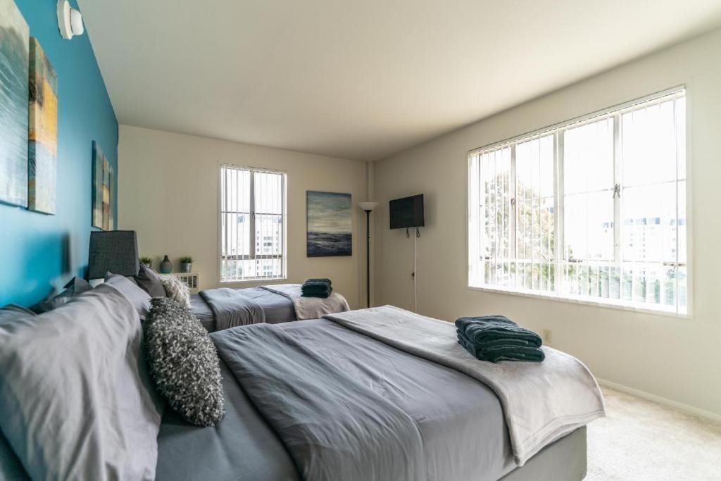Spacious Charming Condo With Great Views Near The Grove Los Angeles Exterior photo