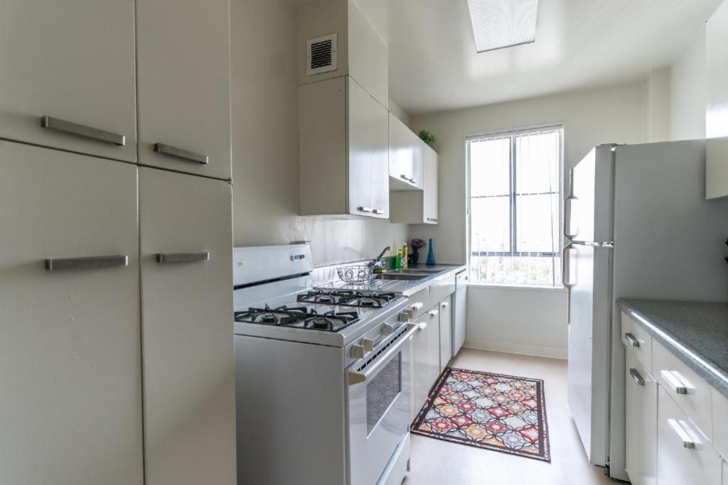 Spacious Charming Condo With Great Views Near The Grove Los Angeles Exterior photo