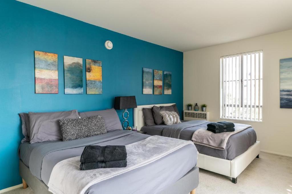 Spacious Charming Condo With Great Views Near The Grove Los Angeles Exterior photo